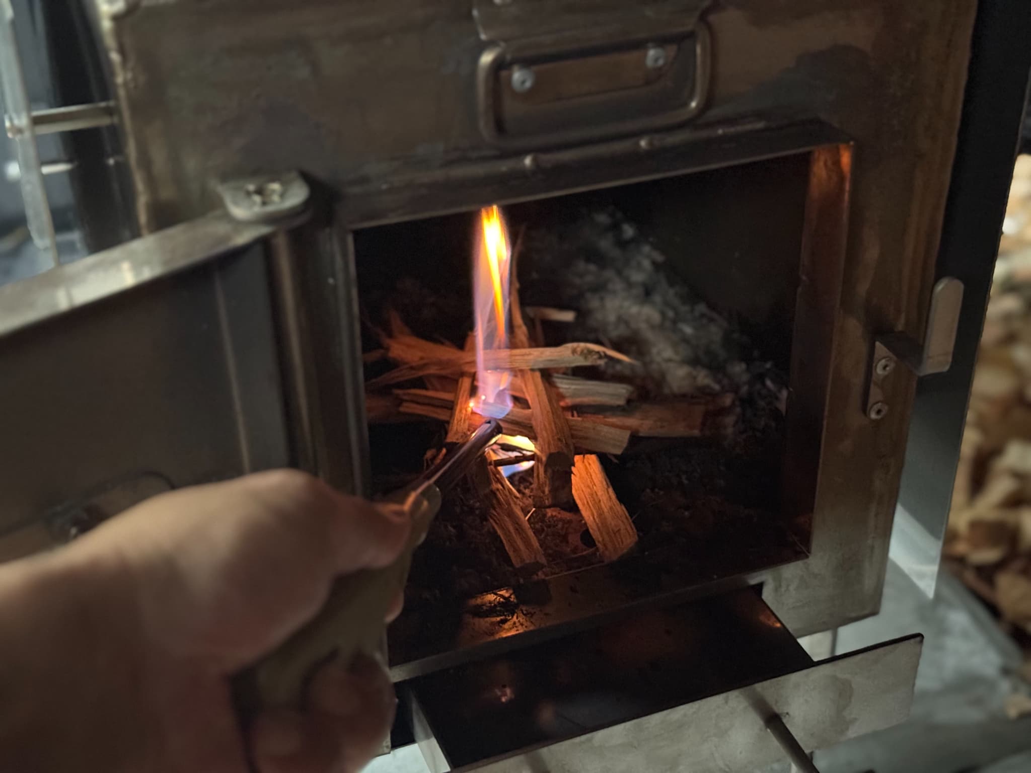 焚き付けに着火した後の写真