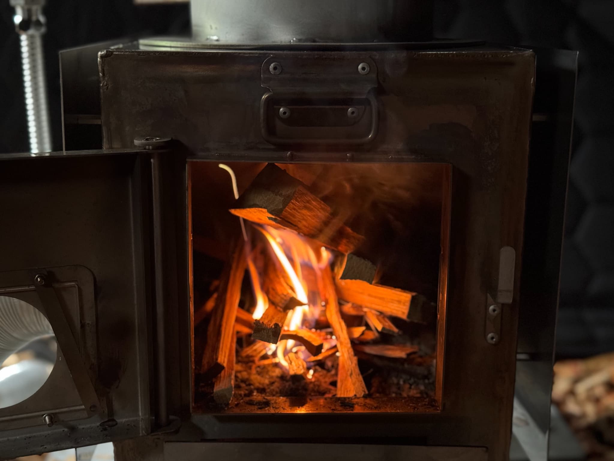 焚き付けから太い薪に燃え移る写真