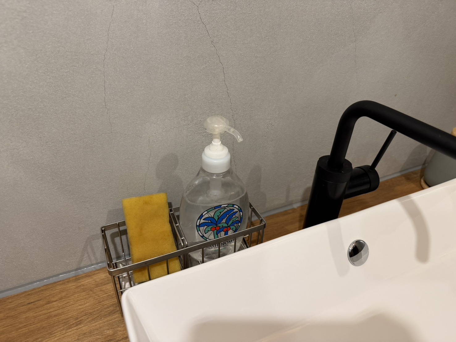 スポンジと洗剤のアップ写真