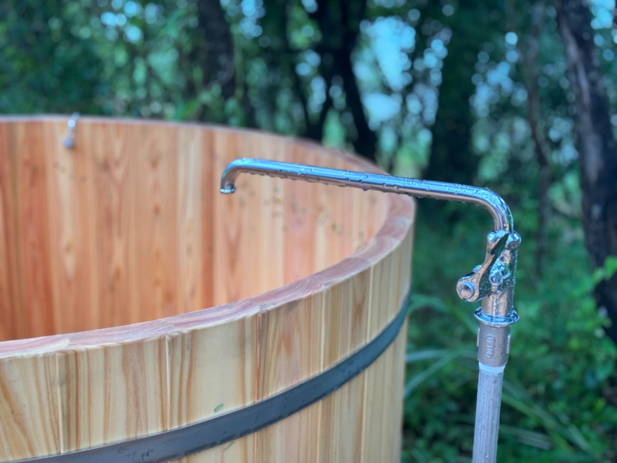 蛇口を止める手元の写真