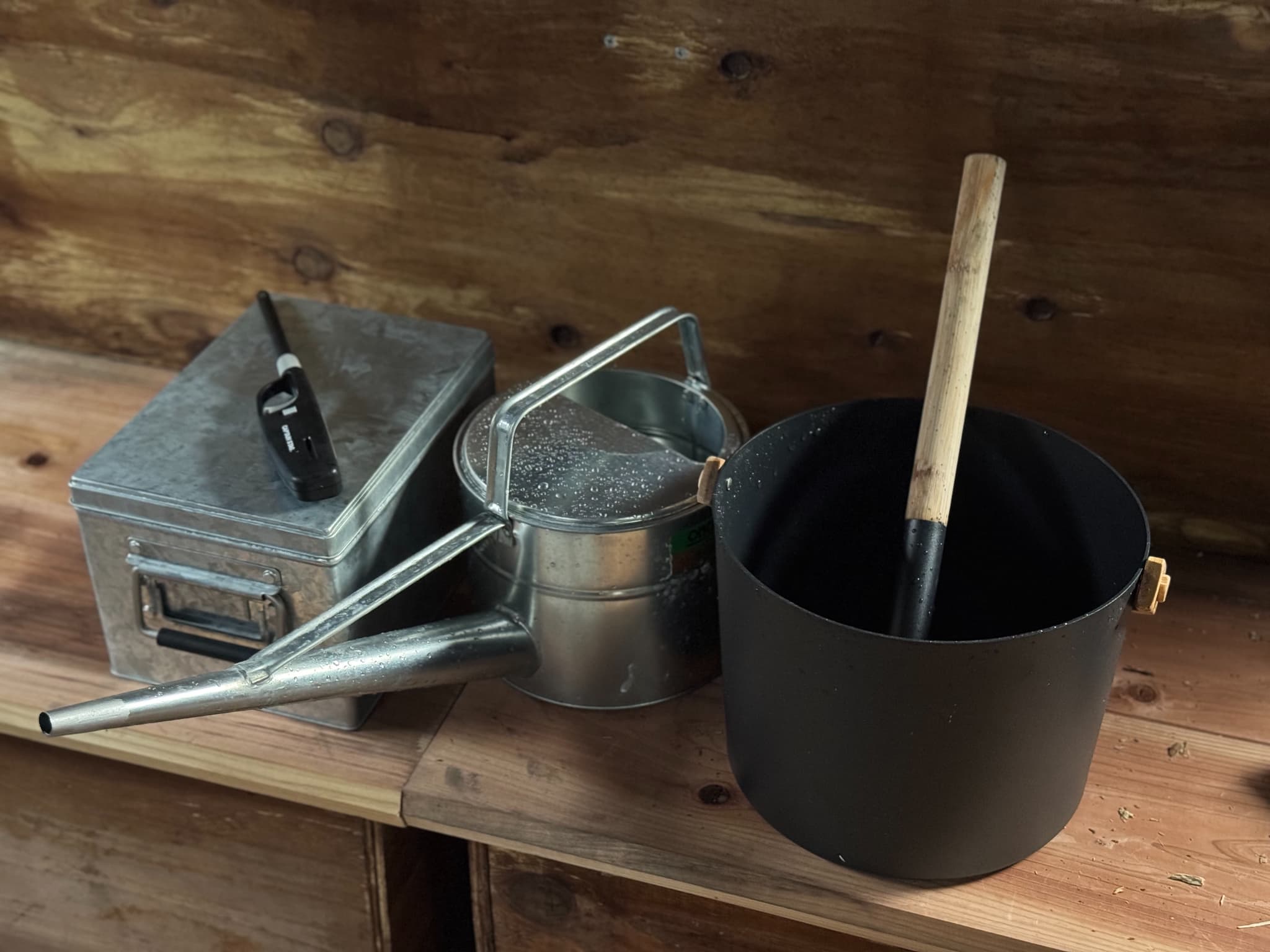 ジョウロ、柄杓をサウナの椅子に置いた写真