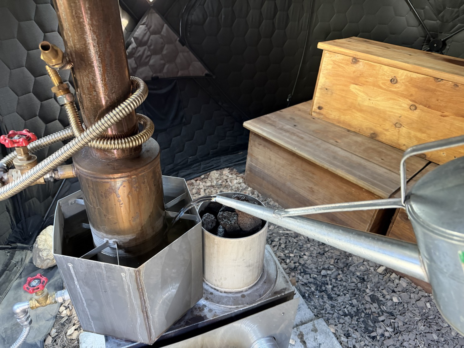 羽釜・タンクに水を入れる様子の写真