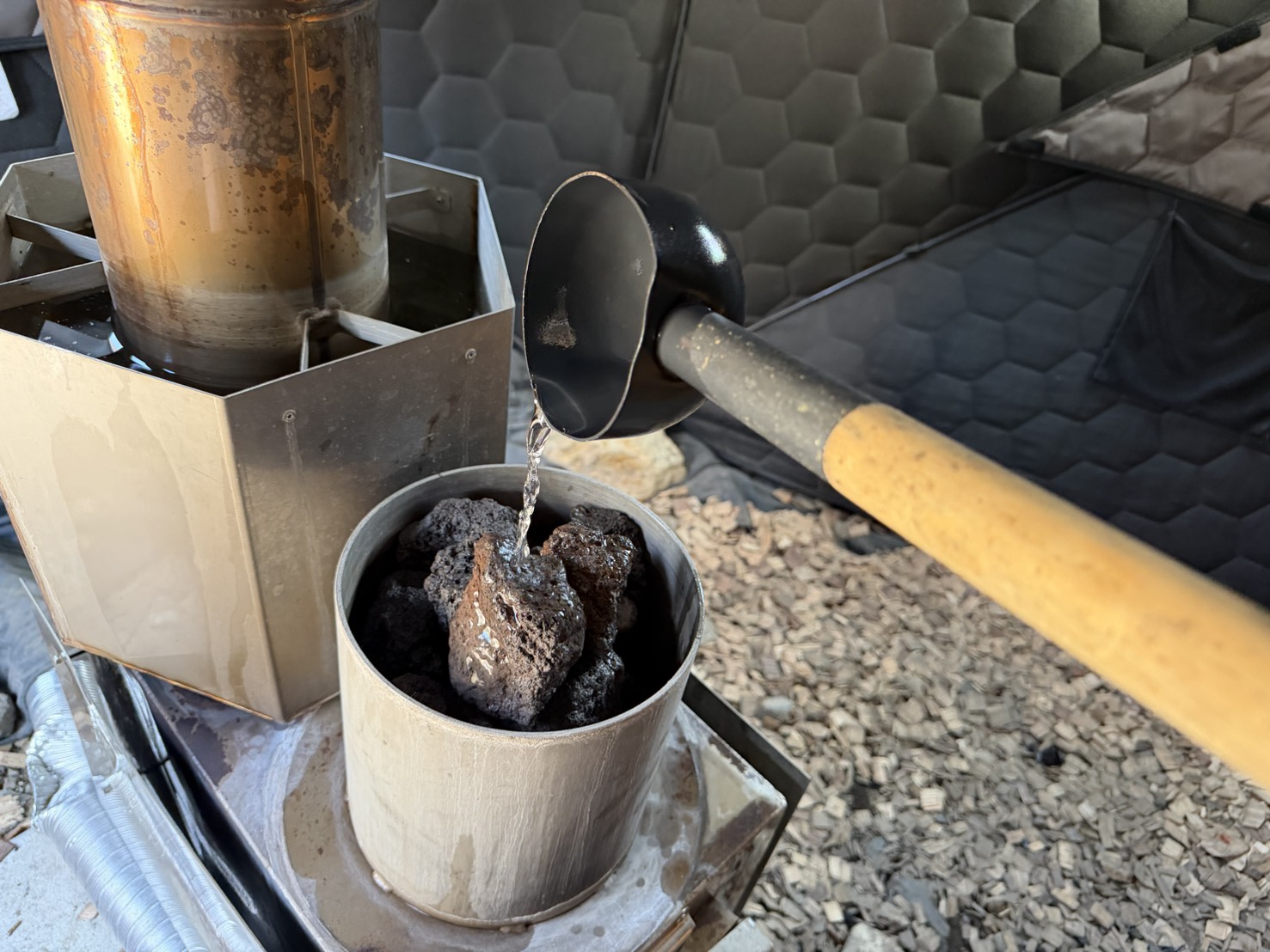 ジョウロで水を追加する写真