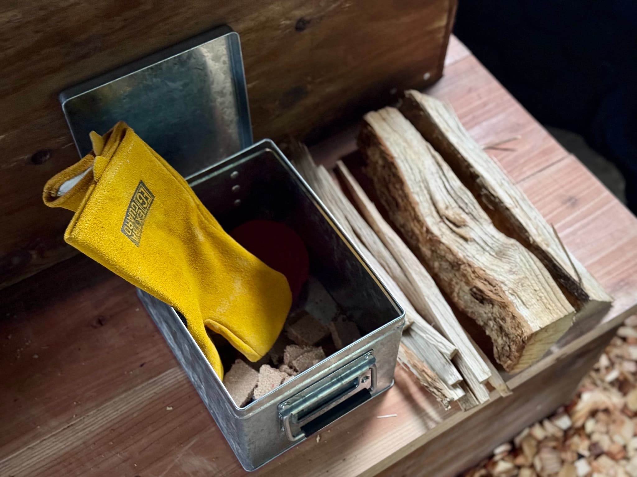 着火剤・チャッカマン・薪の写真